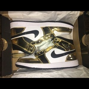 Jordan 1 mids metallic gold SIZE 9